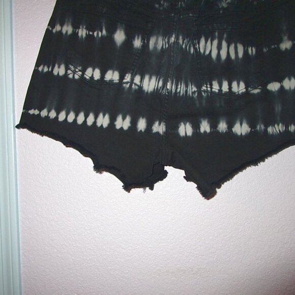 TORRID Tie-Dye DENIM Size 22 Midi SHORTS High Rise STRETCH Black FRINGE Jean - Picture 9 of 11